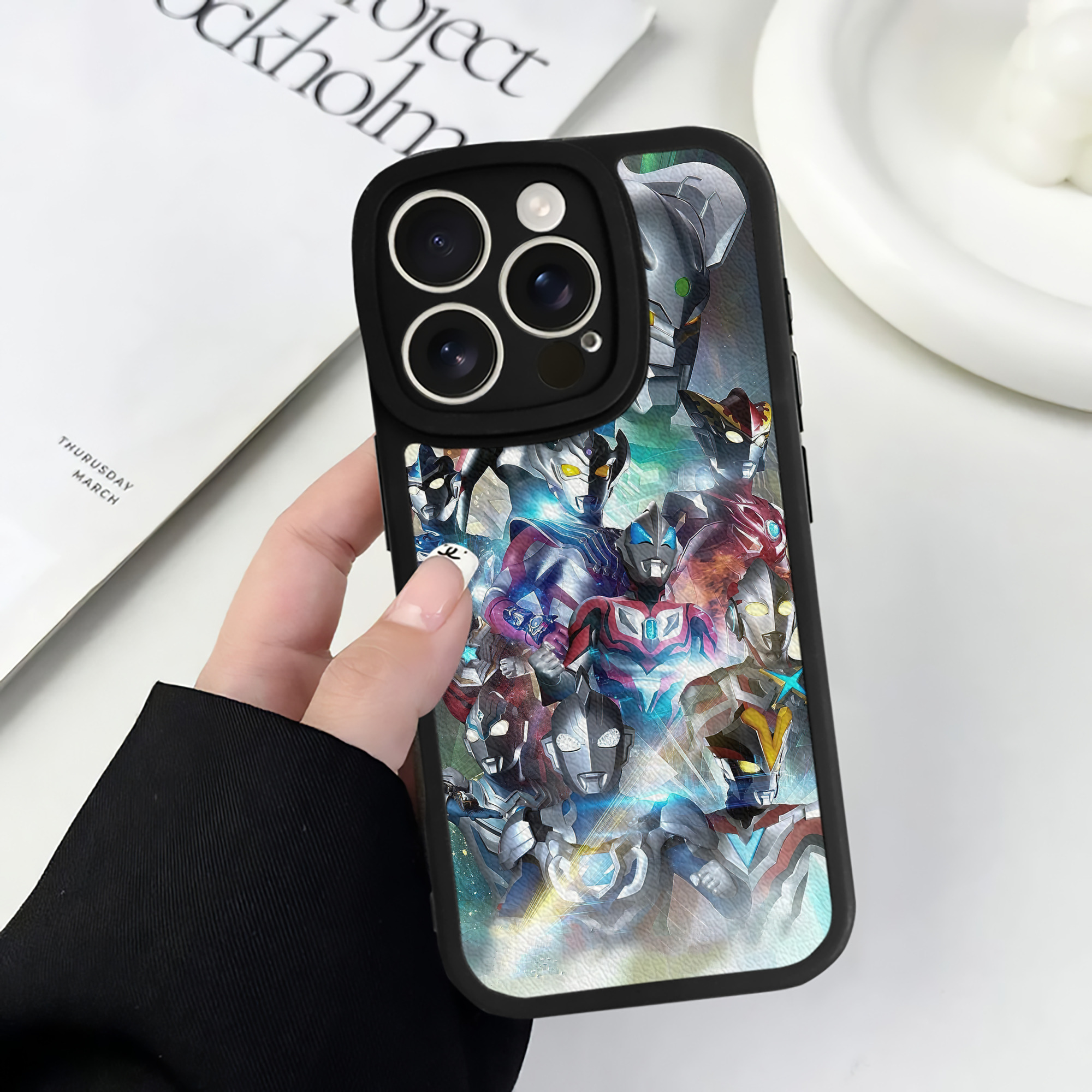 （画像用） ウルトラマン Ultraman 【iPhone 16シリーズ対応】シリコンスマホケース（レザー調） 材質：シリコン